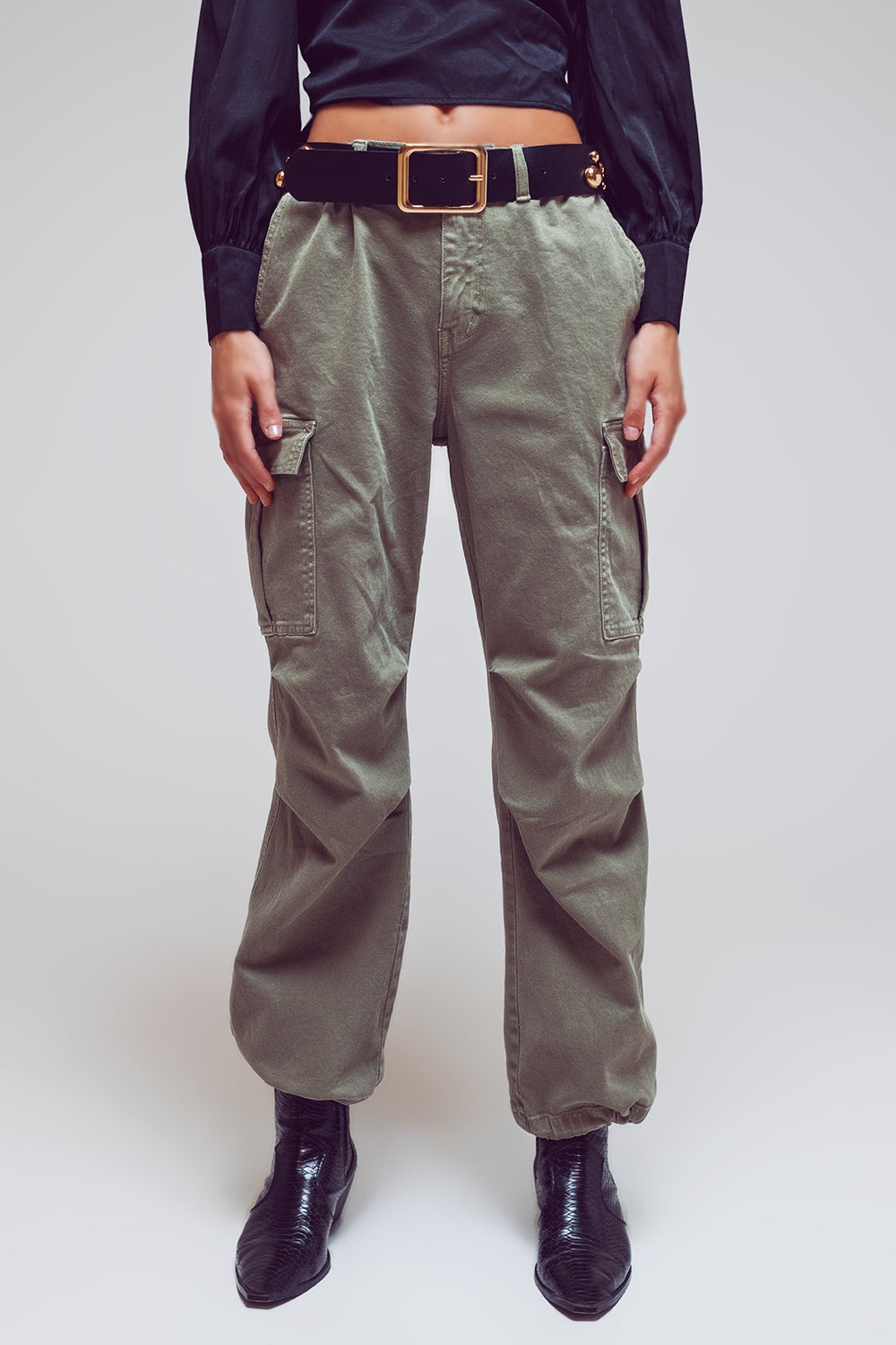 Pantalon cargo avec extrémités à pompons en vert militaire