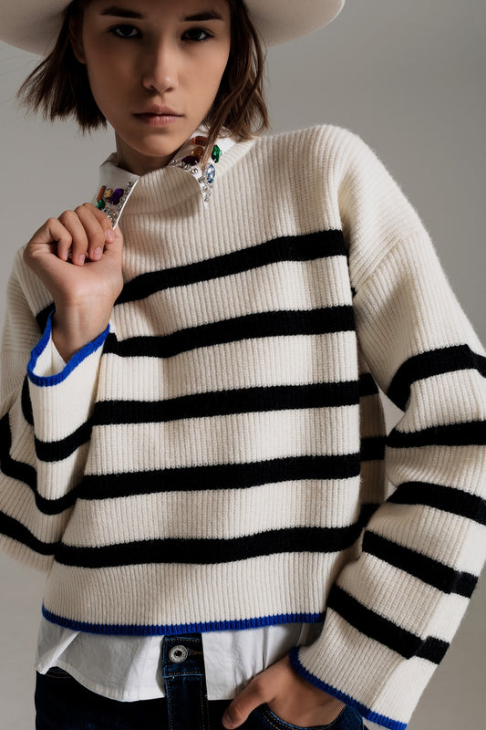 pull à rayures noires avec détail de rayure bleue en bas