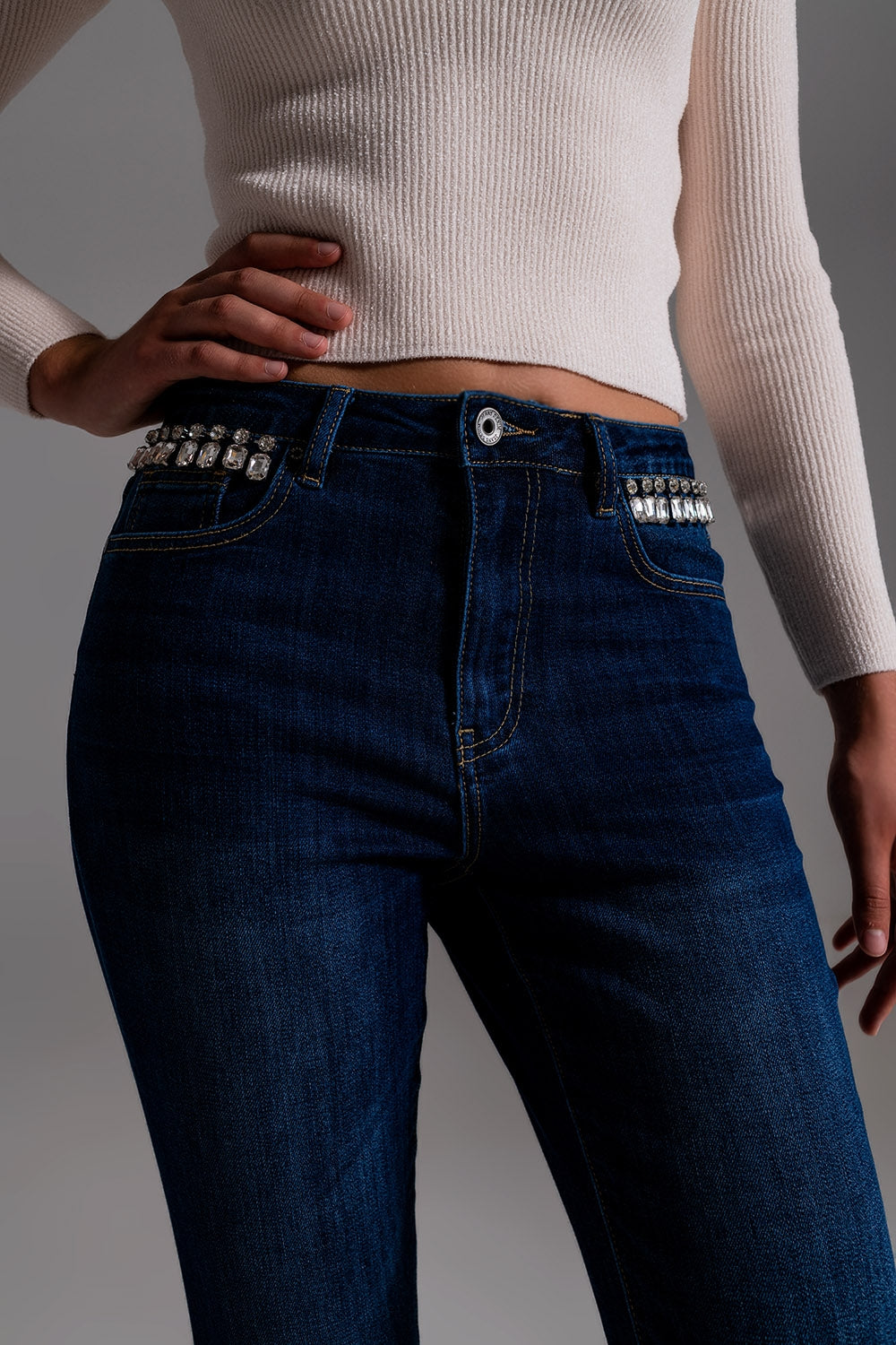 Jeans avec franges strass sur les poches en lavage foncé