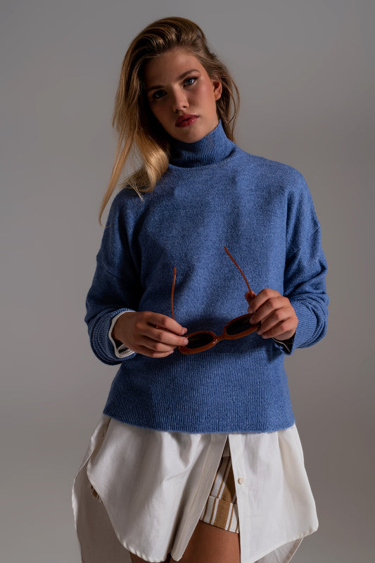 Pull à col roulé bleu dans un tissu tricoté doux