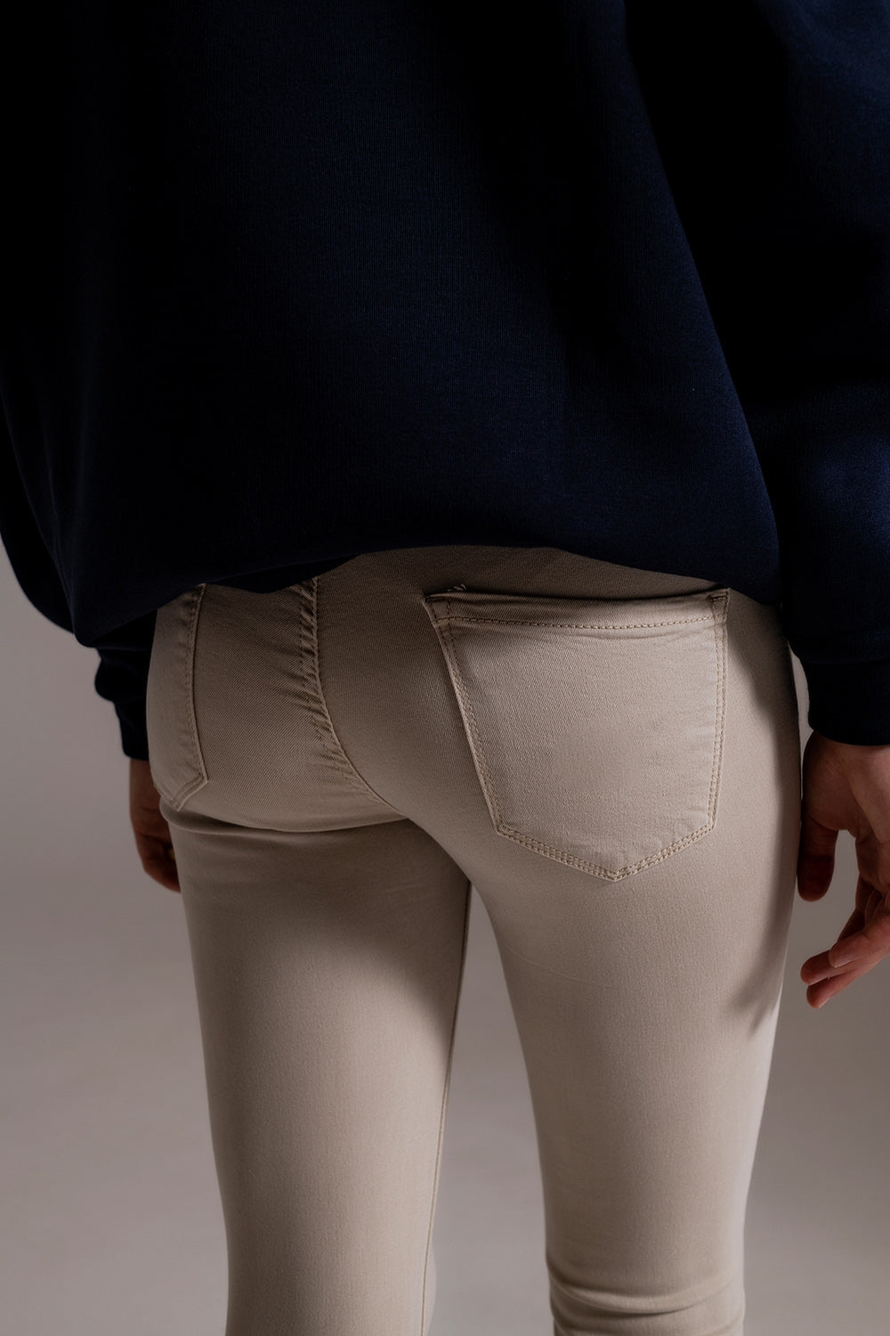 Jean beige à la cheville avec des plis doux