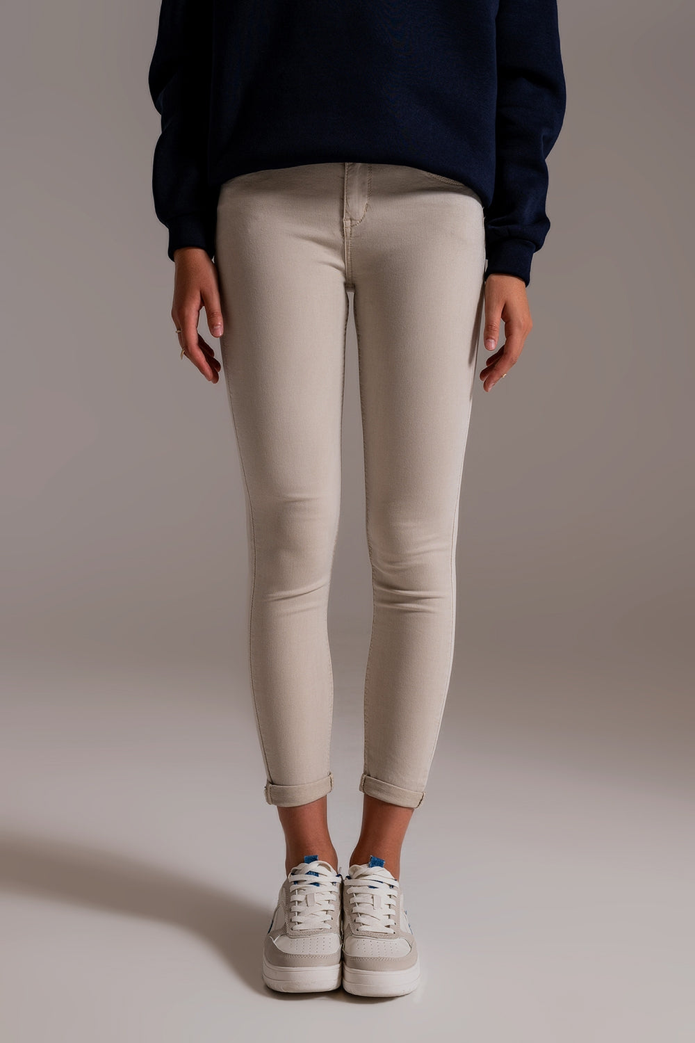 Jean beige à la cheville avec des plis doux