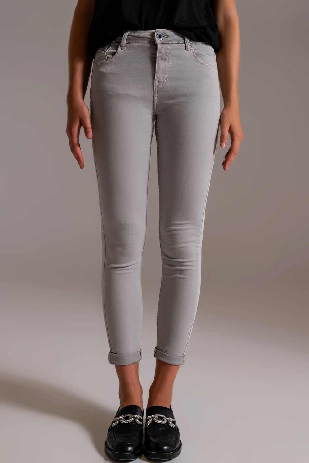 Jeans cheville gris clair avec plis doux