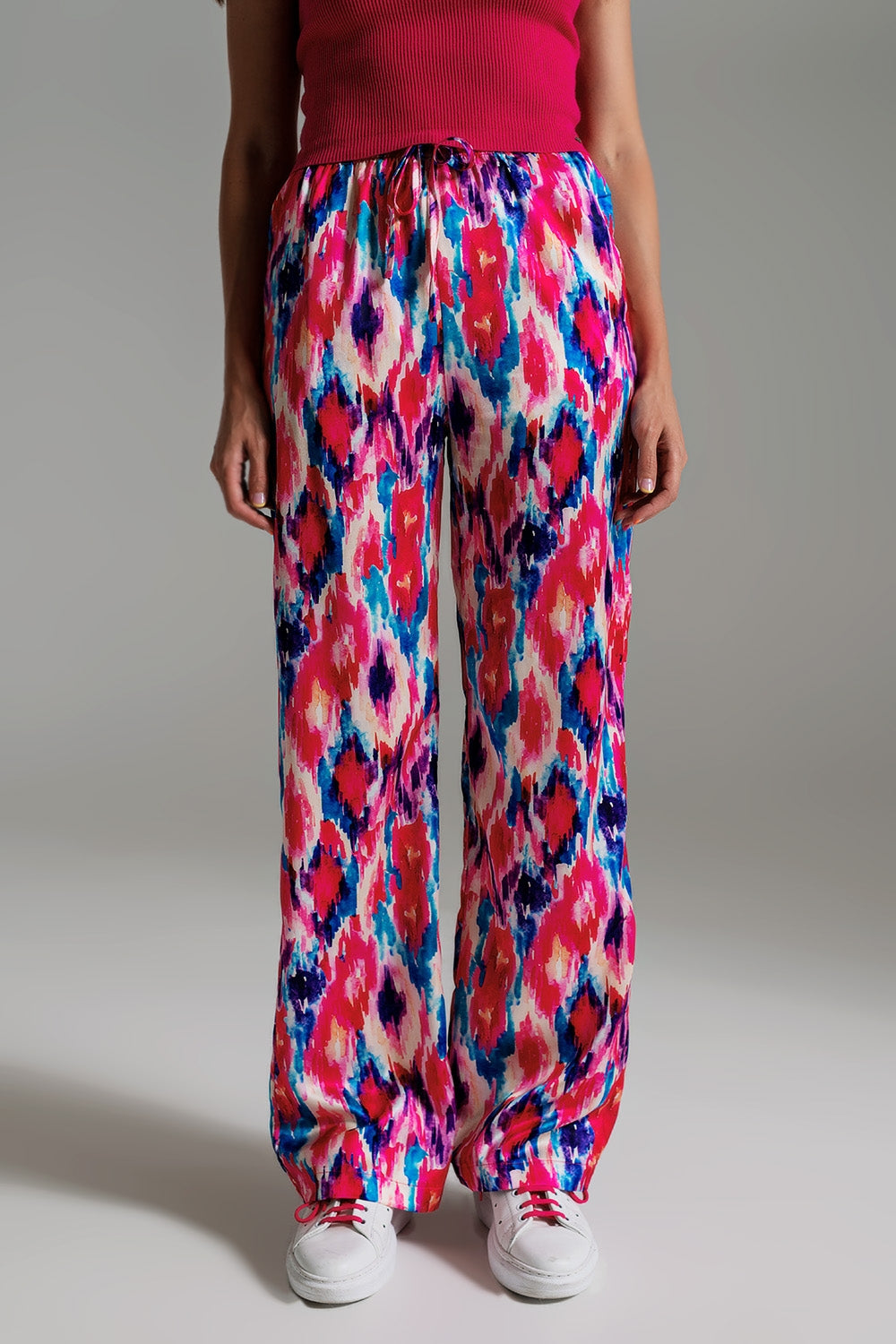 Pantalon style palazzo à motif abstrait rose et bleu