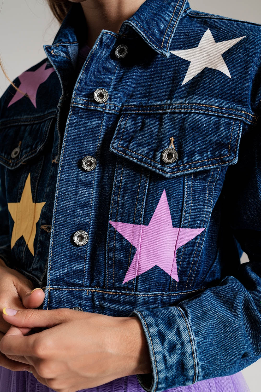 Veste en denim avec imprimé d'étoiles multicolores