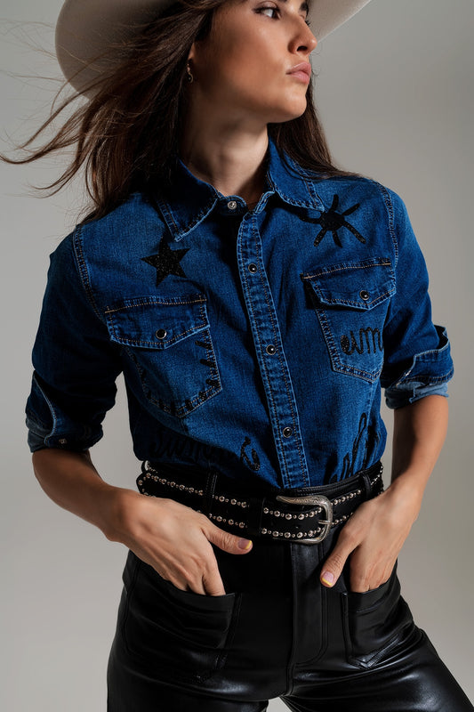 Chemise en denim ajustée avec détails graphiques noirs en strass