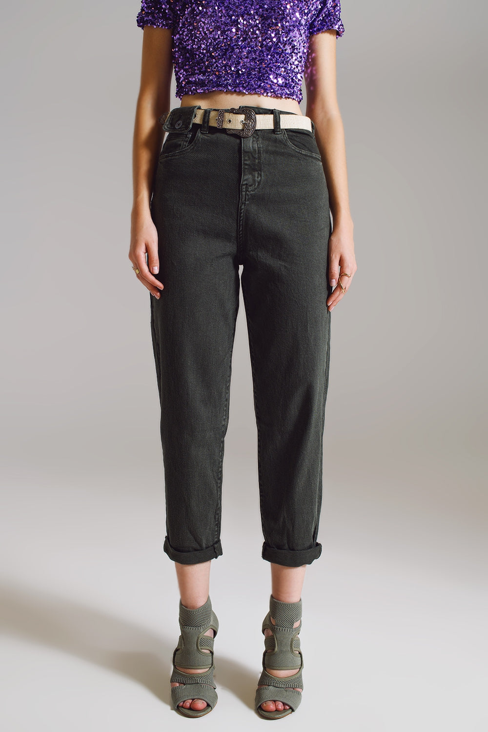 Pantalons décontractés vert kaki avec détails de poche à la taille.