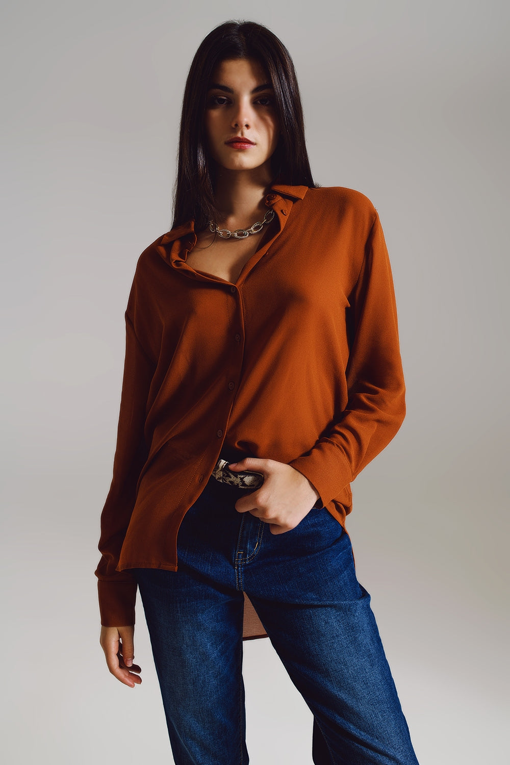 Chemise en mousseline de soie de couleur camel