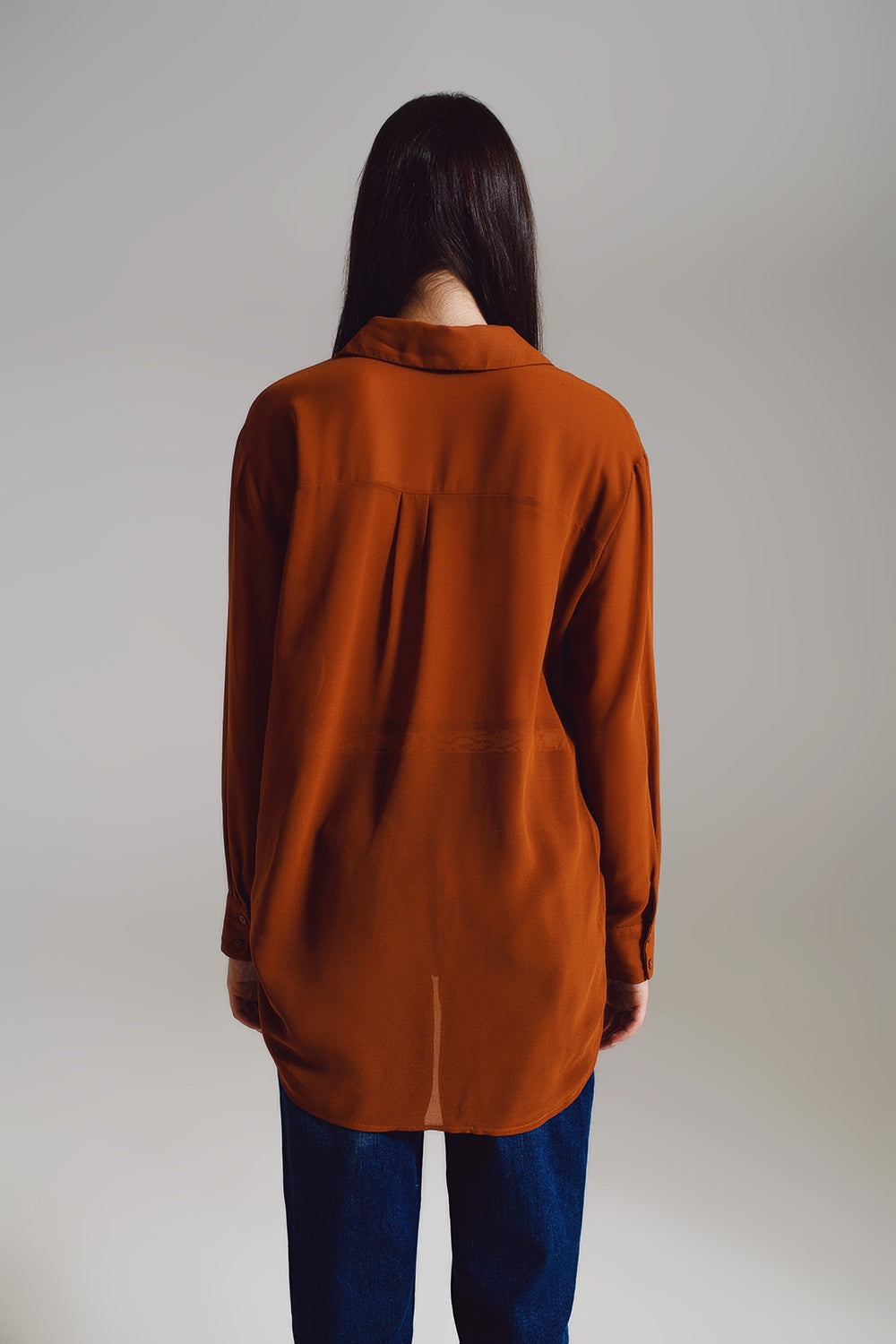 Chemise en mousseline de soie de couleur camel