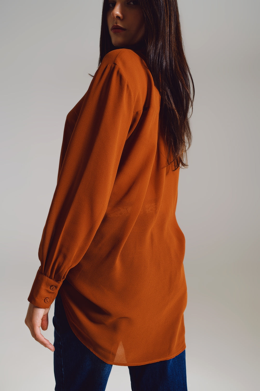 Chemise en mousseline de soie de couleur camel