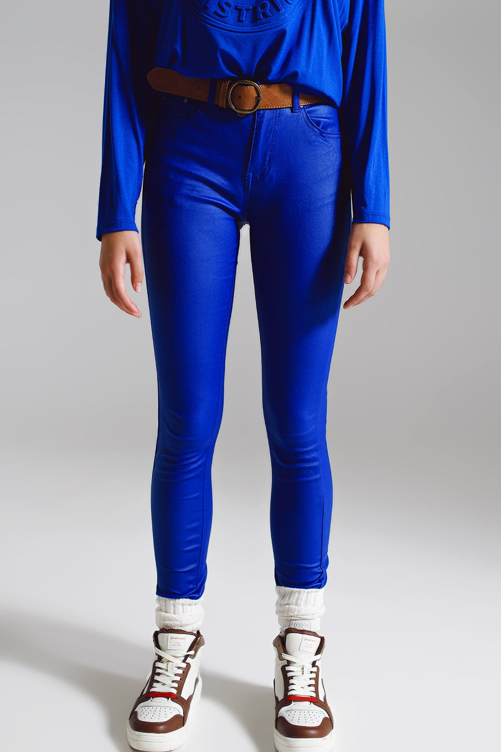 Pantalon super skinny faux cuir bleu électrique.
