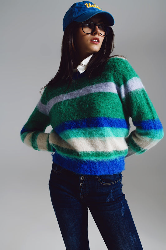 Pull rayé et moelleux dans des tons de bleu vert et blanc.