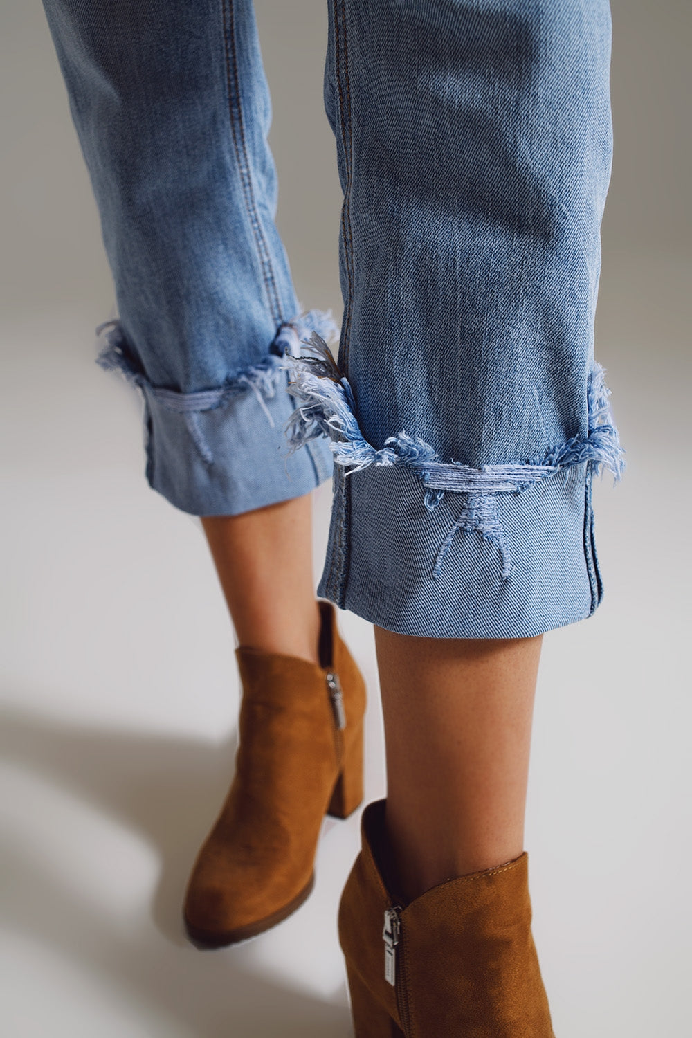 Jeans droits avec ourlet usé en bleu clair