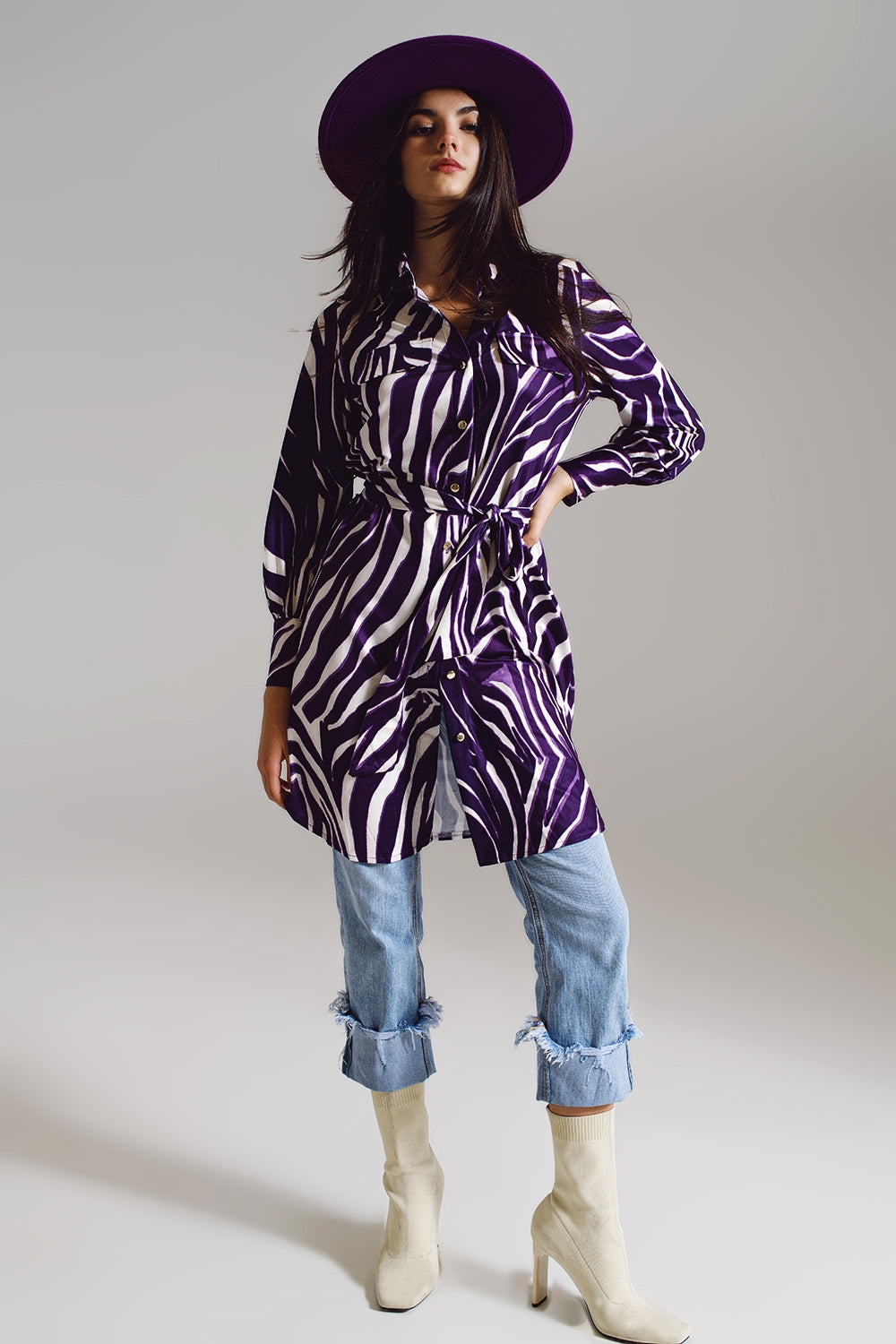 Robe midi courte avec motif zèbre en blanc et violet.