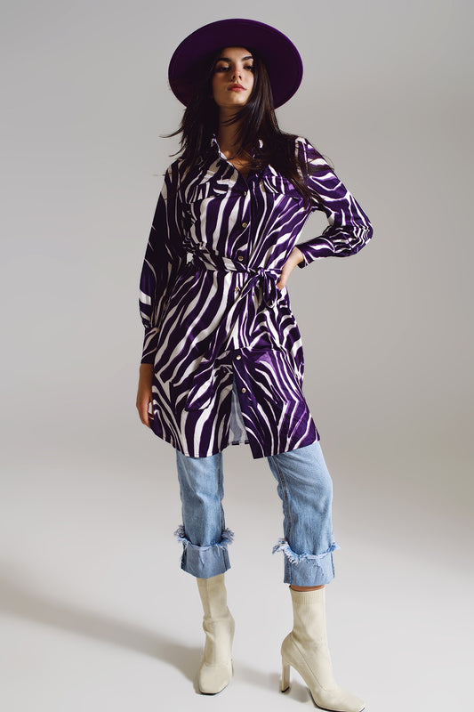 Robe midi courte avec motif zèbre en blanc et violet.