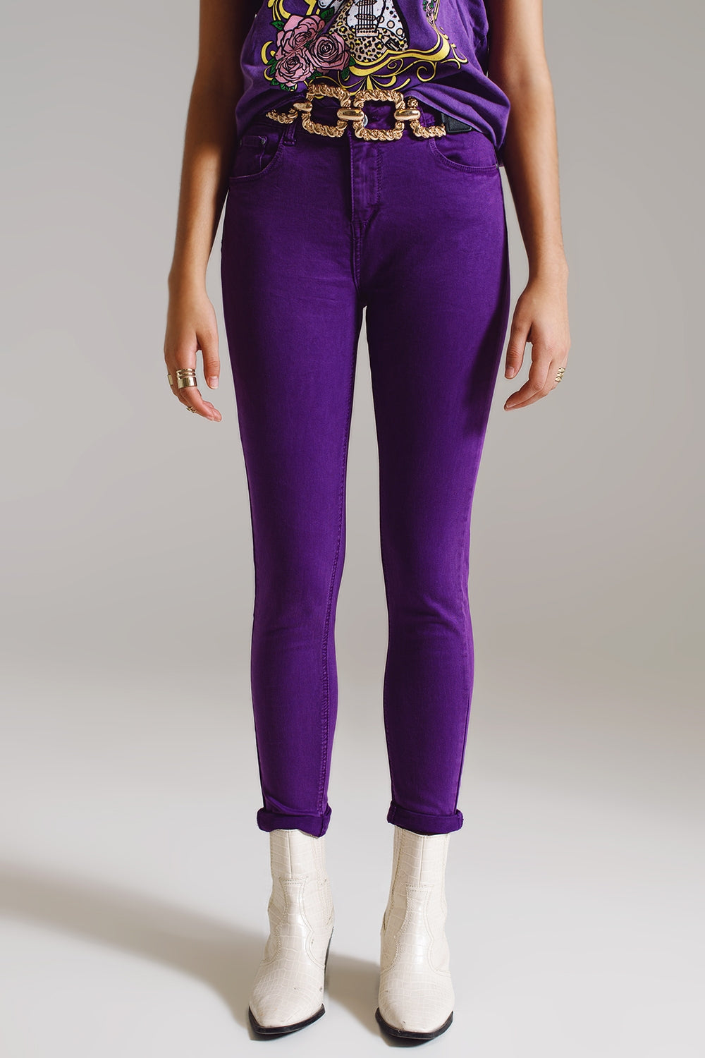 Jean skinny de cheville pourpre avec des plis doux