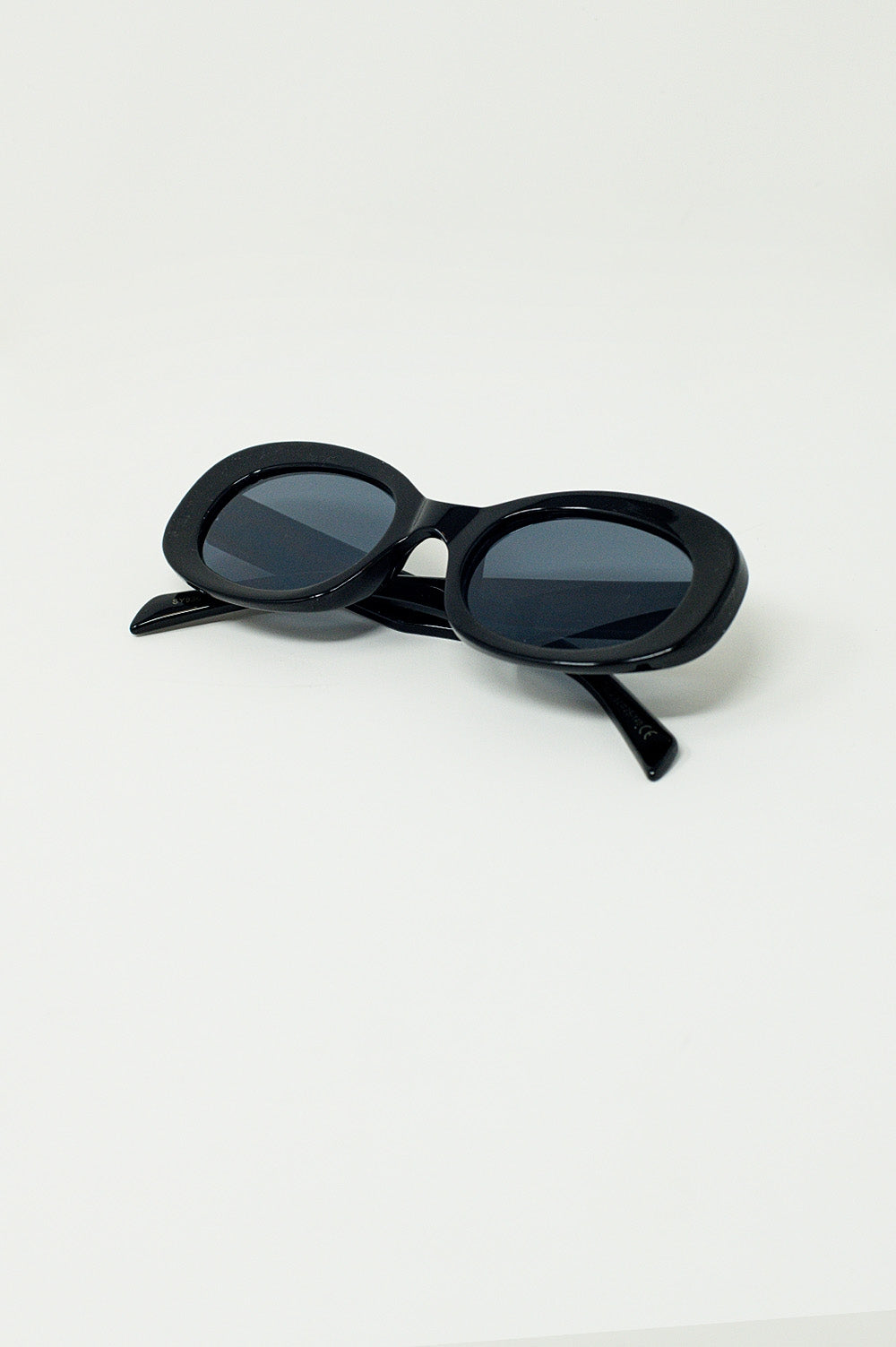 Lunettes de soleil ovales surdimensionnées en noir