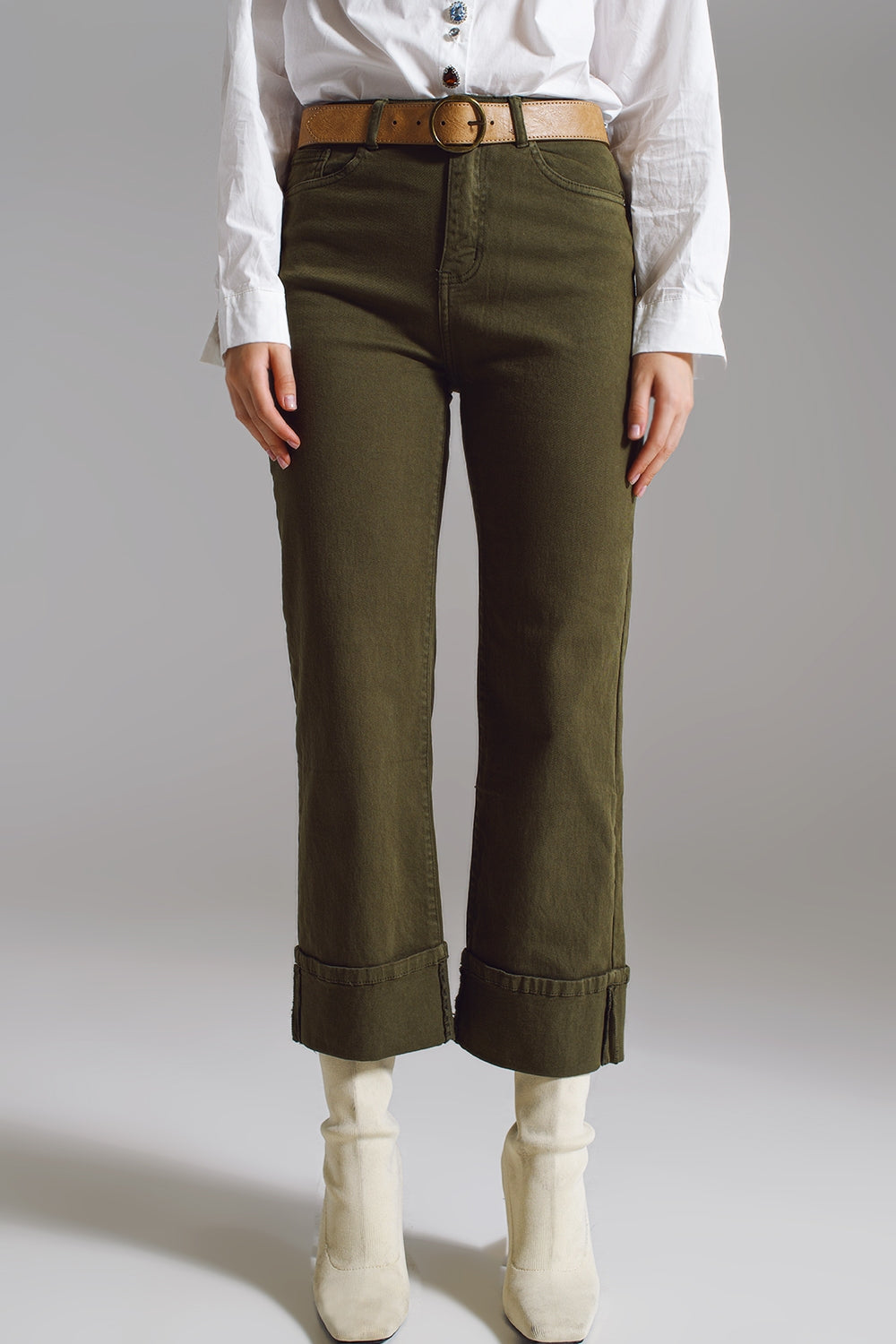 Jean droit avec ourlet coupé en vert olive