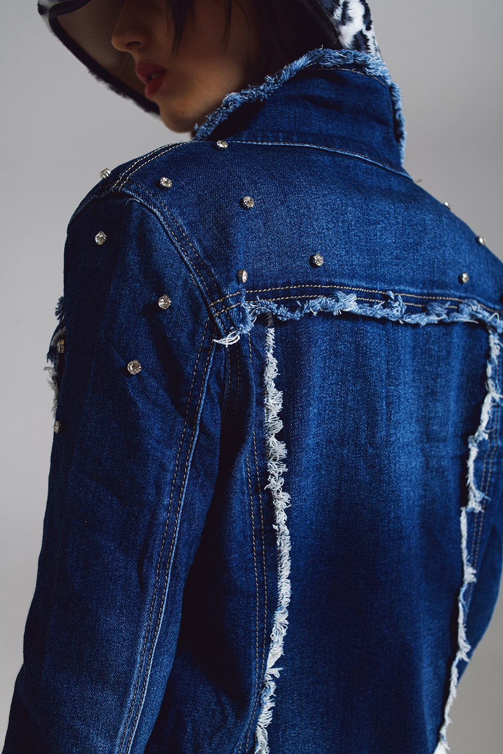 Veste en denim avec des détails effilochés et brodés en Midwash