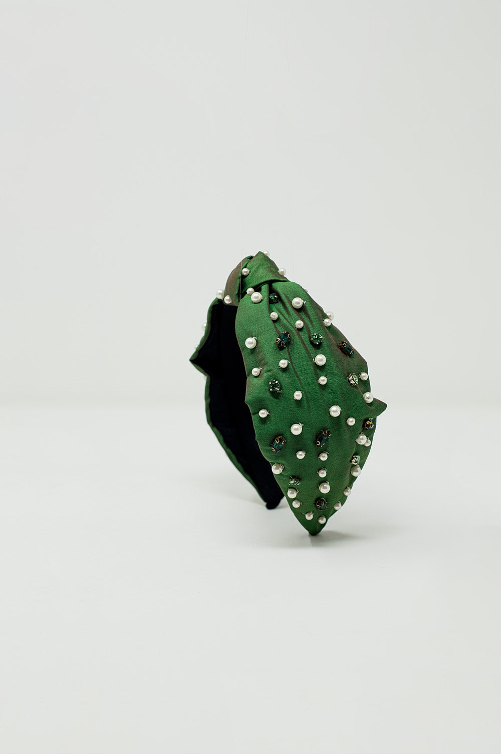 Bandeau orné de bijoux blancs et verts avec un nœud au milieu