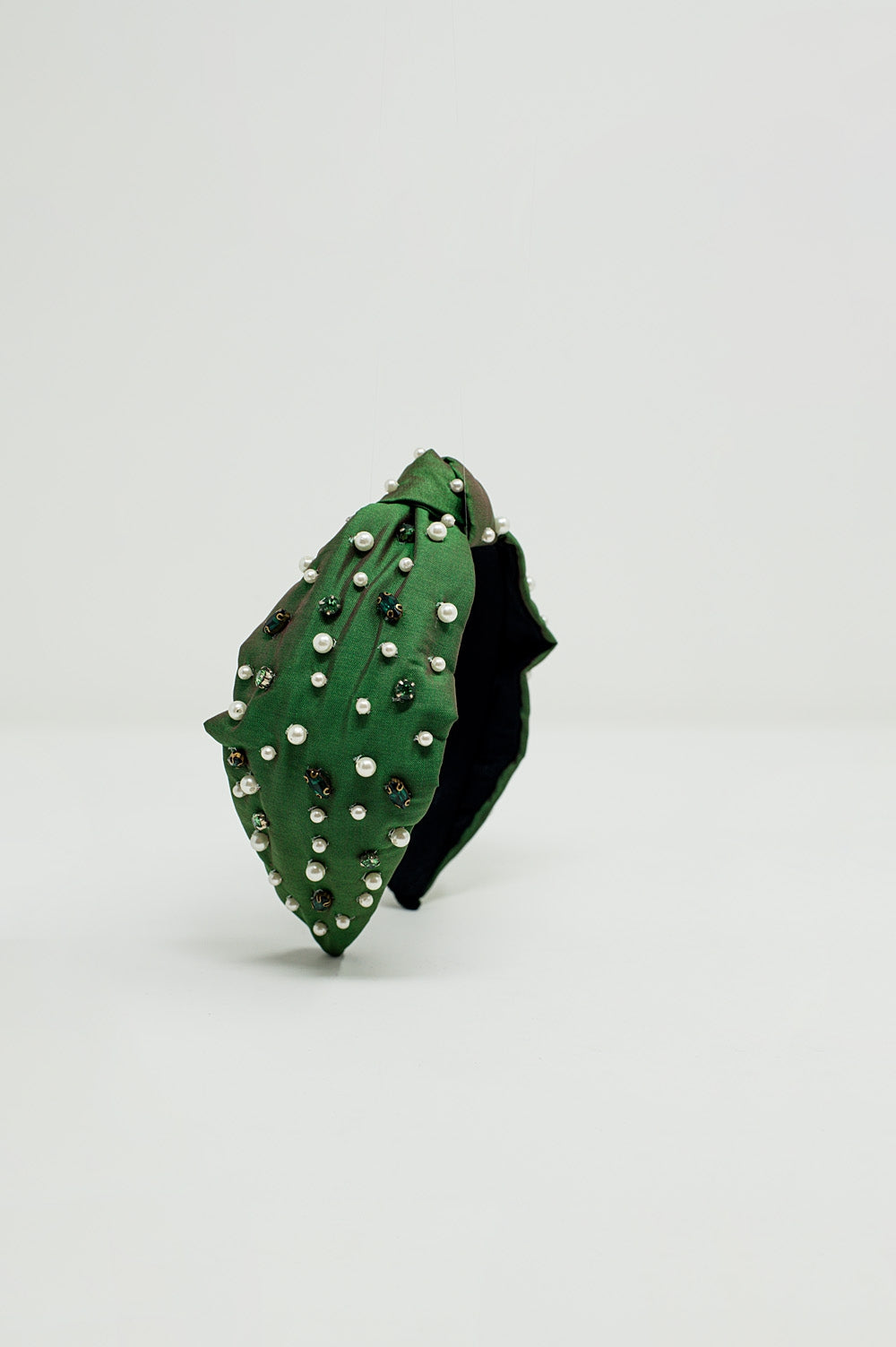 Bandeau orné de bijoux blancs et verts avec un nœud au milieu