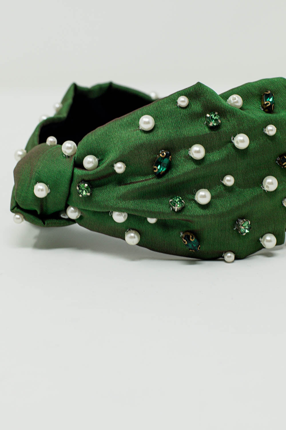Bandeau orné de bijoux blancs et verts avec un nœud au milieu