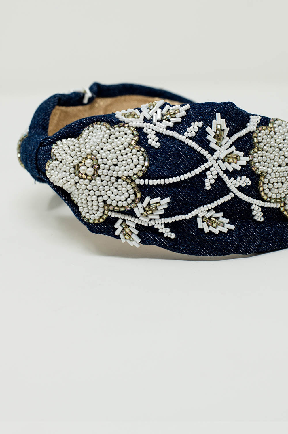 Bandeau marin avec de grandes fleurs brodées en blanc