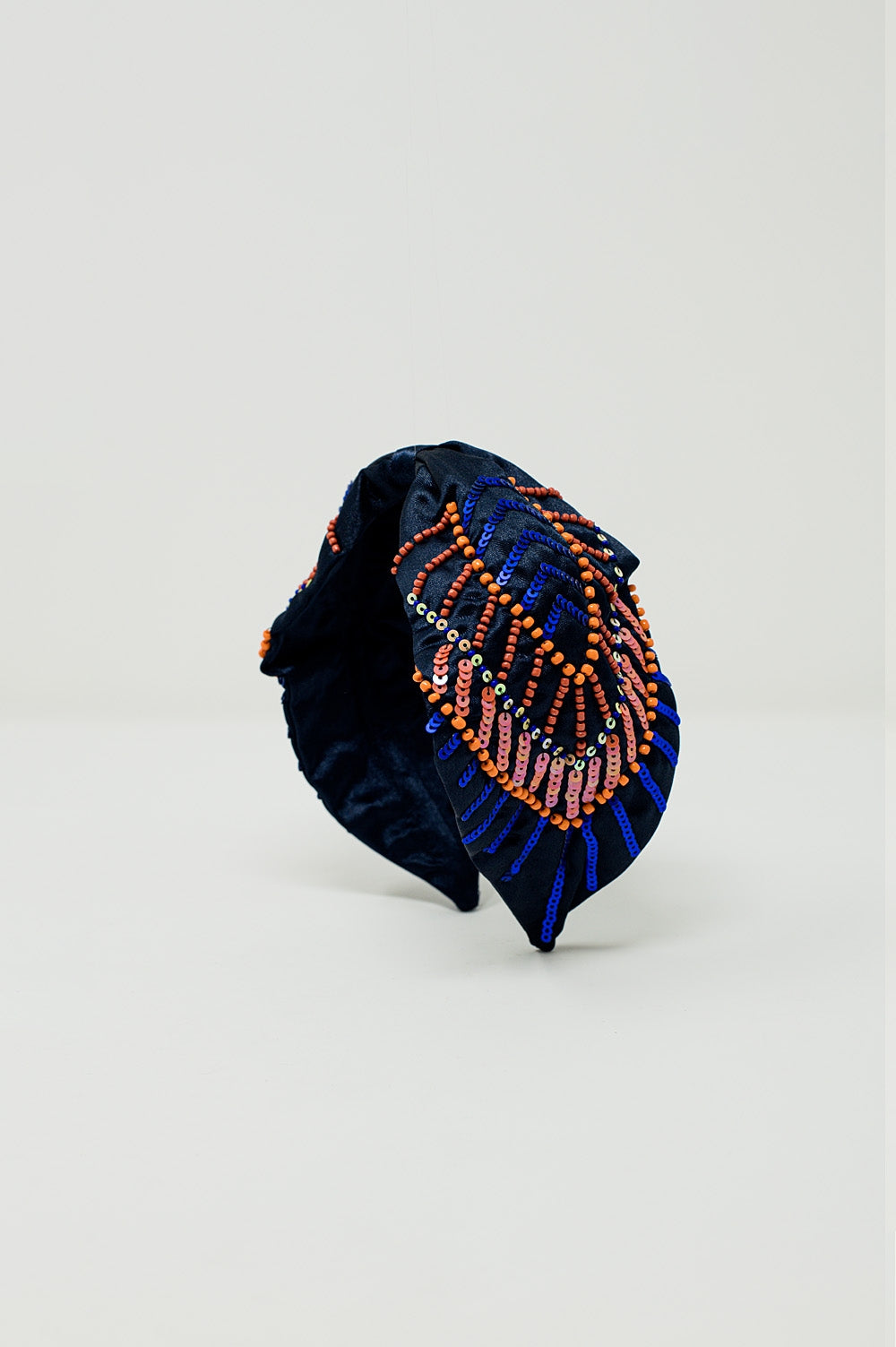 Bandeau bleu marine avec des ornements en sequins et strass