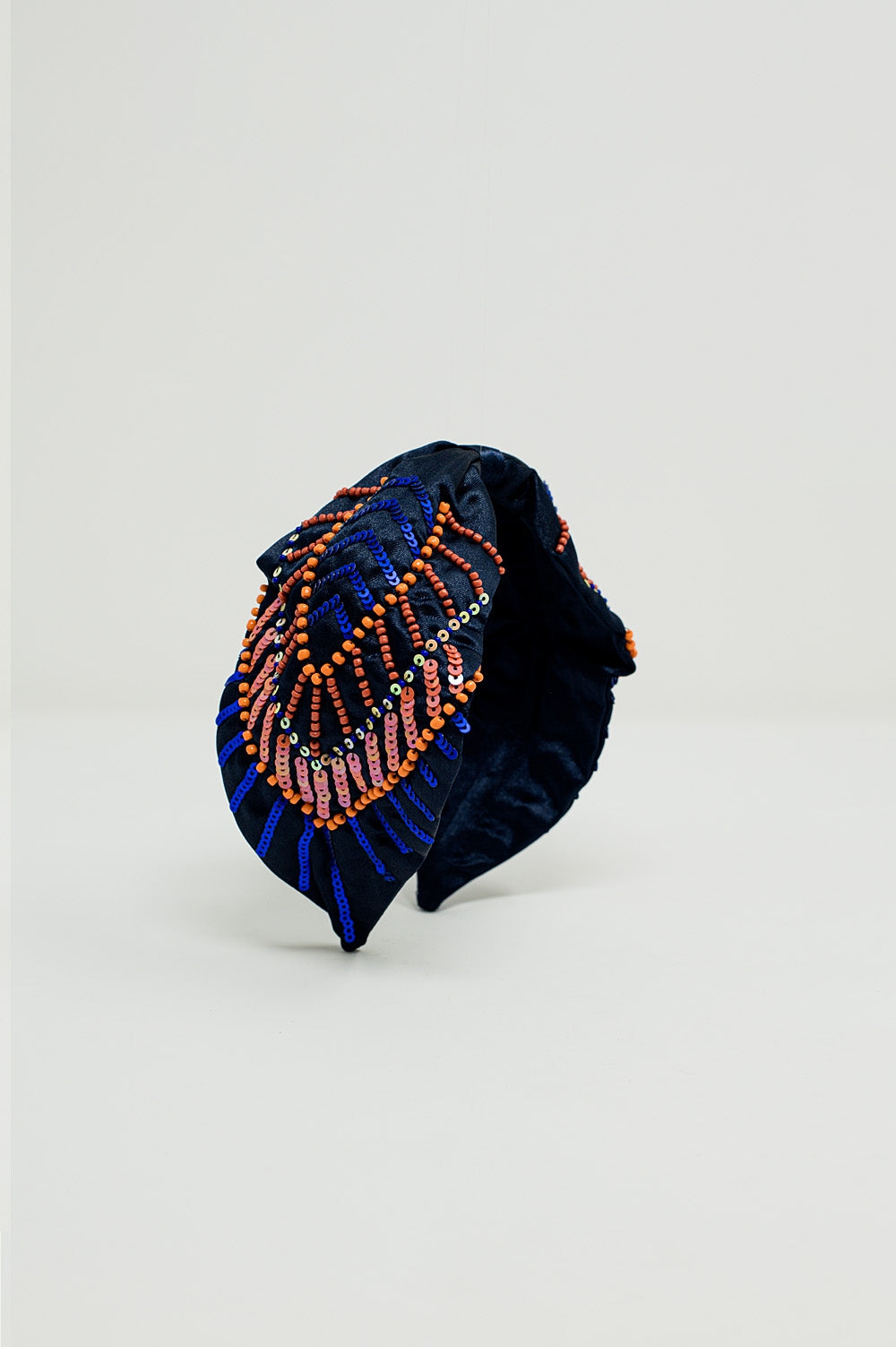 Bandeau bleu marine avec des ornements en sequins et strass
