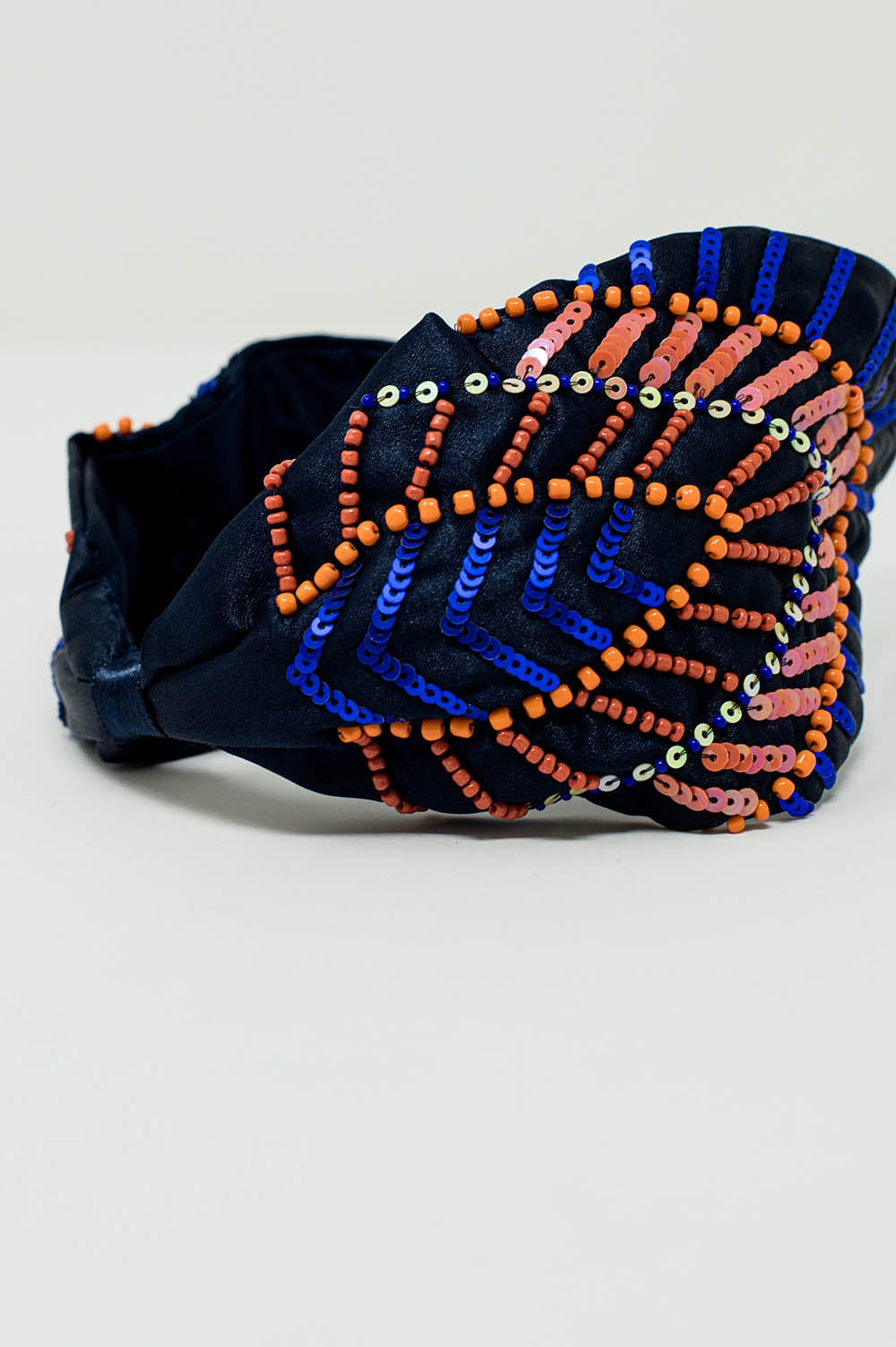 Bandeau bleu marine avec des ornements en sequins et strass
