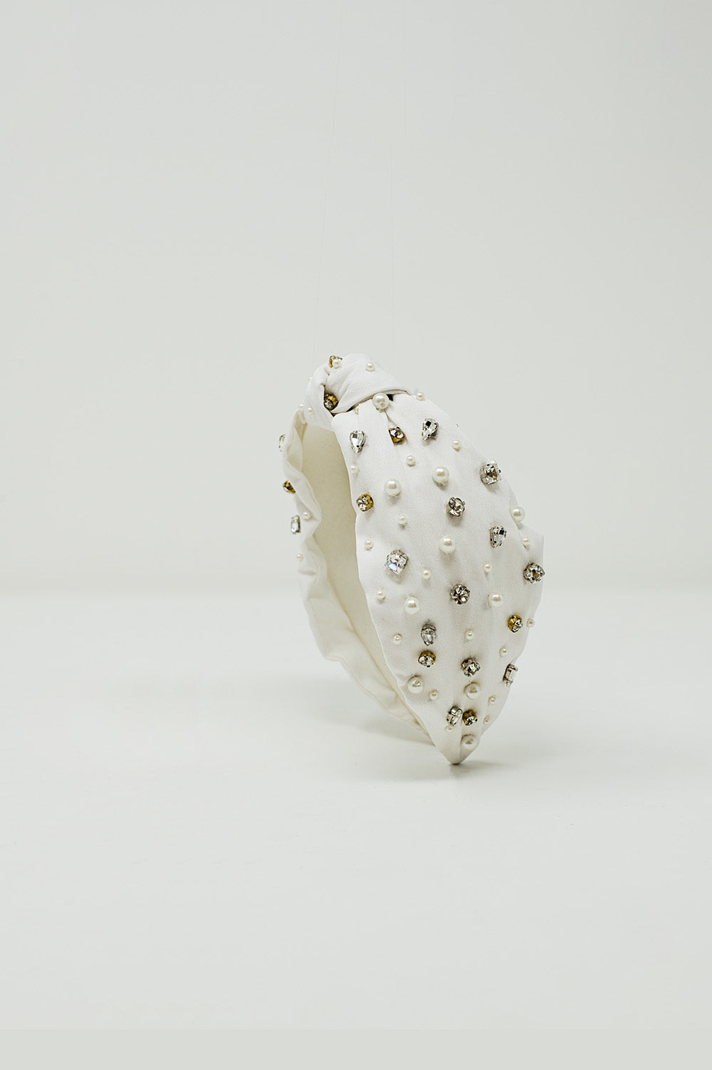 Bandeau blanc avec des perles et des strass incrustés