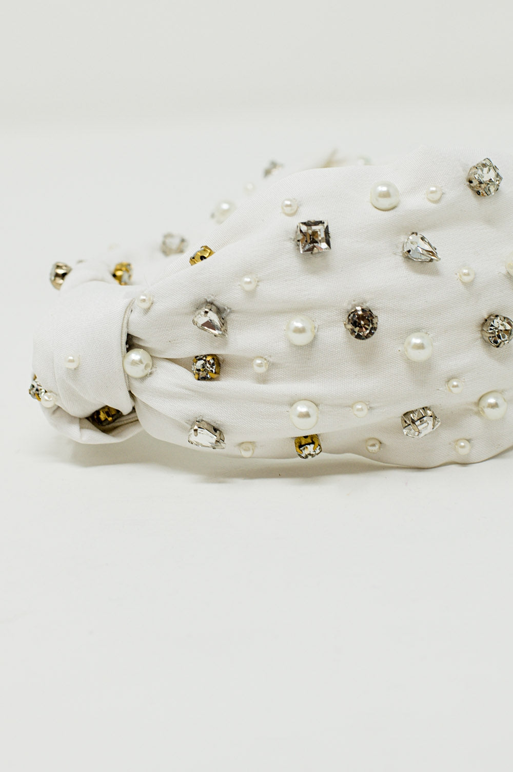 Bandeau blanc avec des perles et des strass incrustés