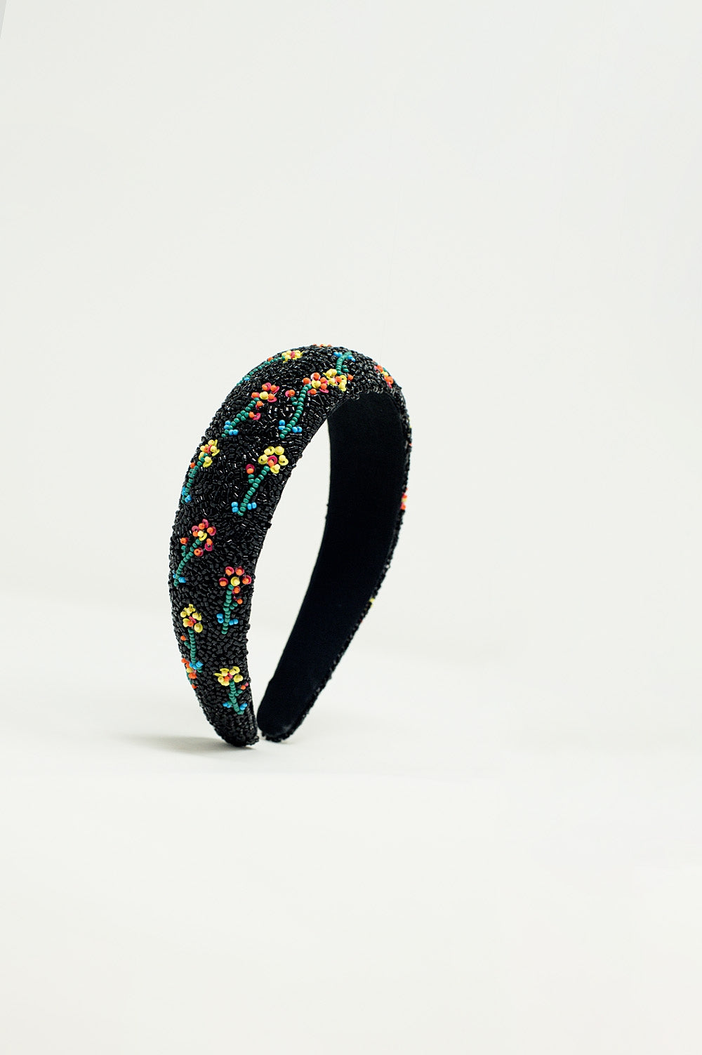 Bandeau noir avec ornements en perles