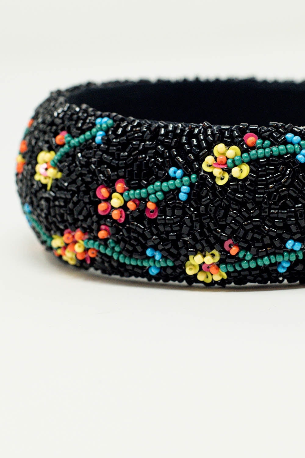 Bandeau noir avec ornements en perles