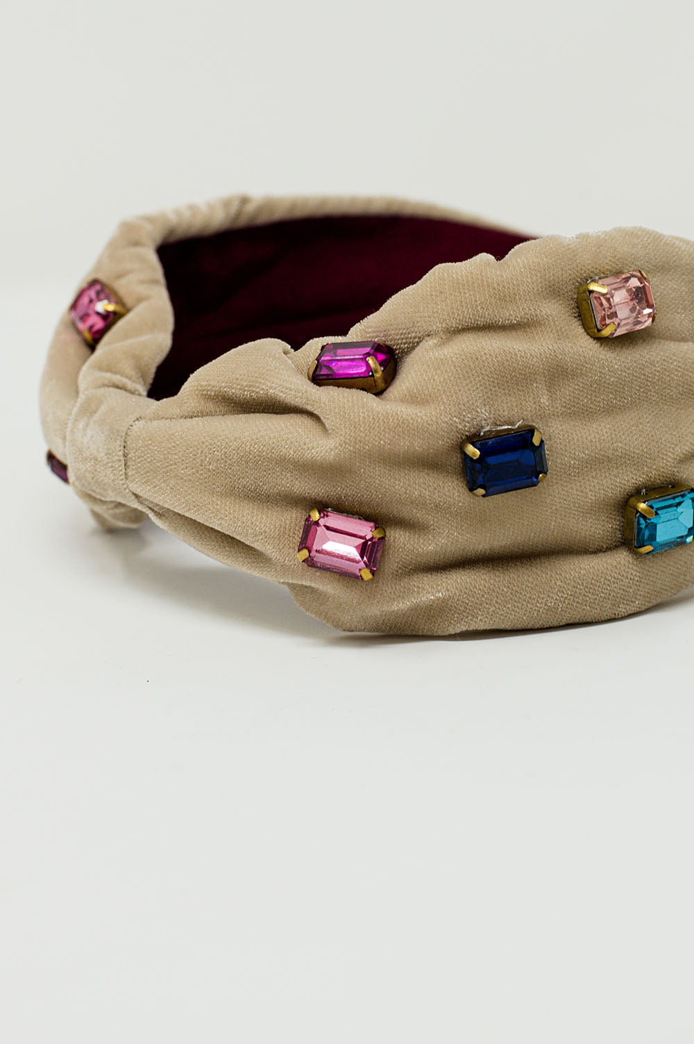 Bandeau en velours beige avec incrustations de strass