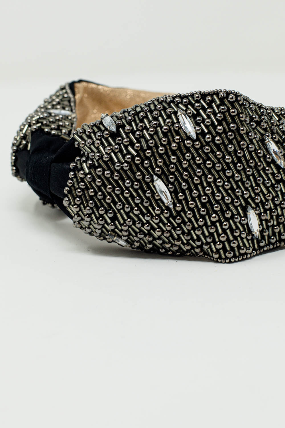 Bandeau avec des décorations de perles en métal et des ornements en cristal