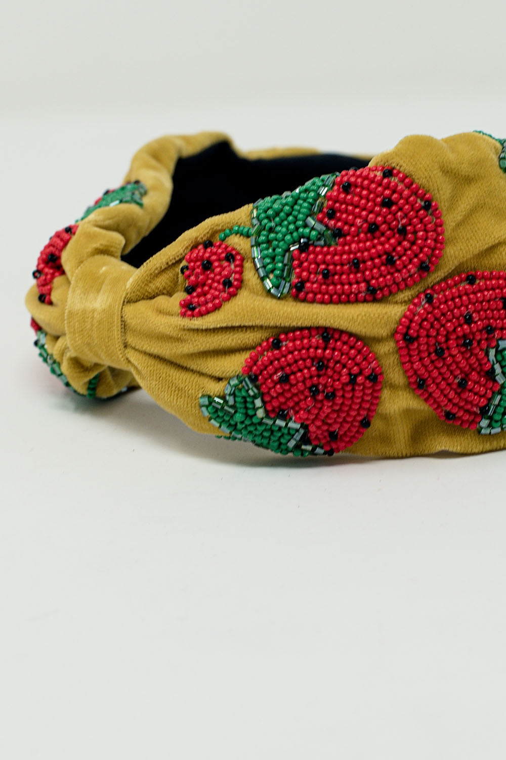 Bandeau en velours avec des ornements en forme de fraise