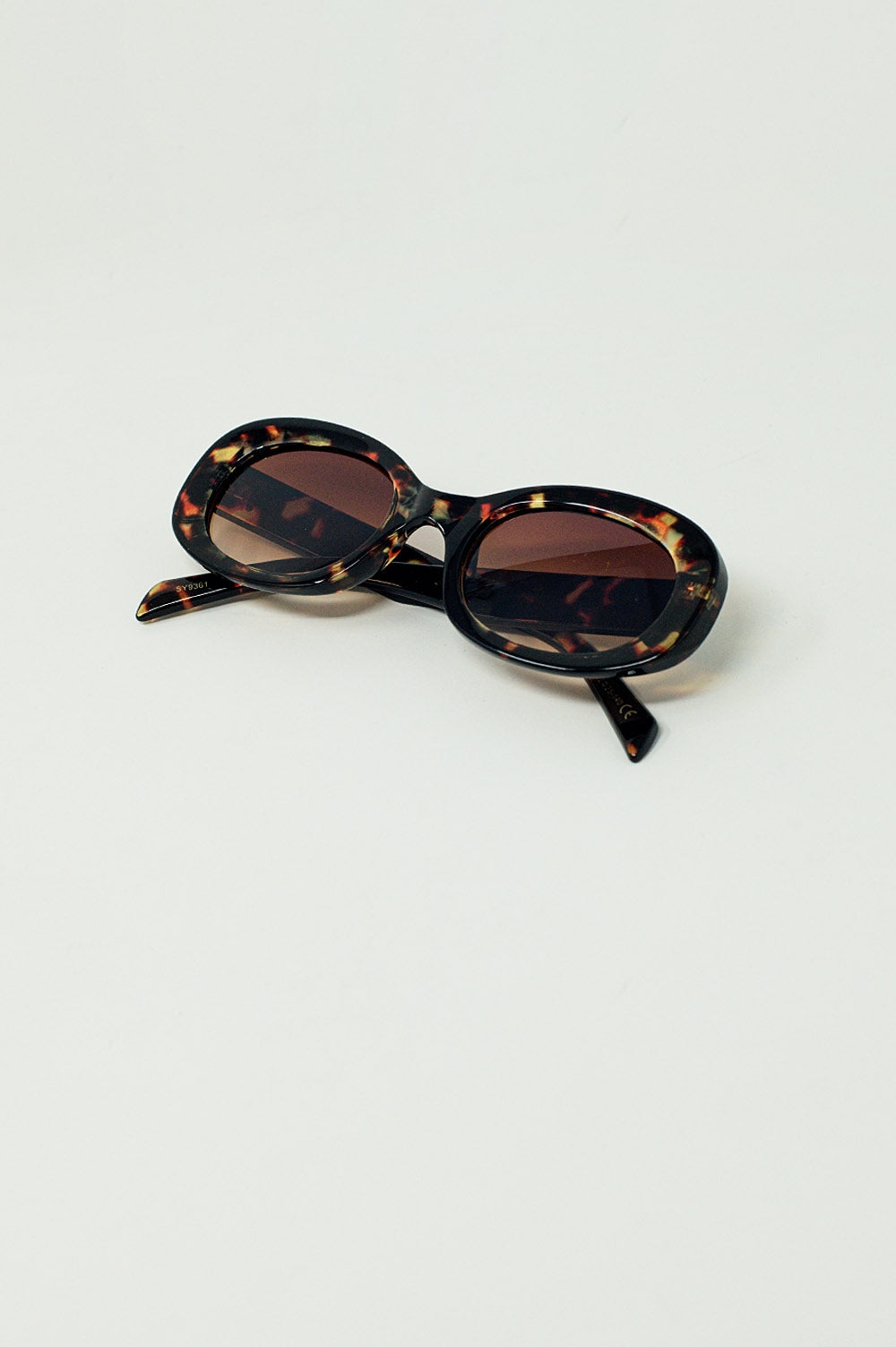 Lunettes de soleil de forme ovale en écaille de tortue