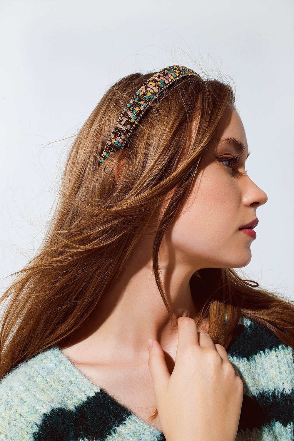Bandeau en velours avec des embellissements de strass