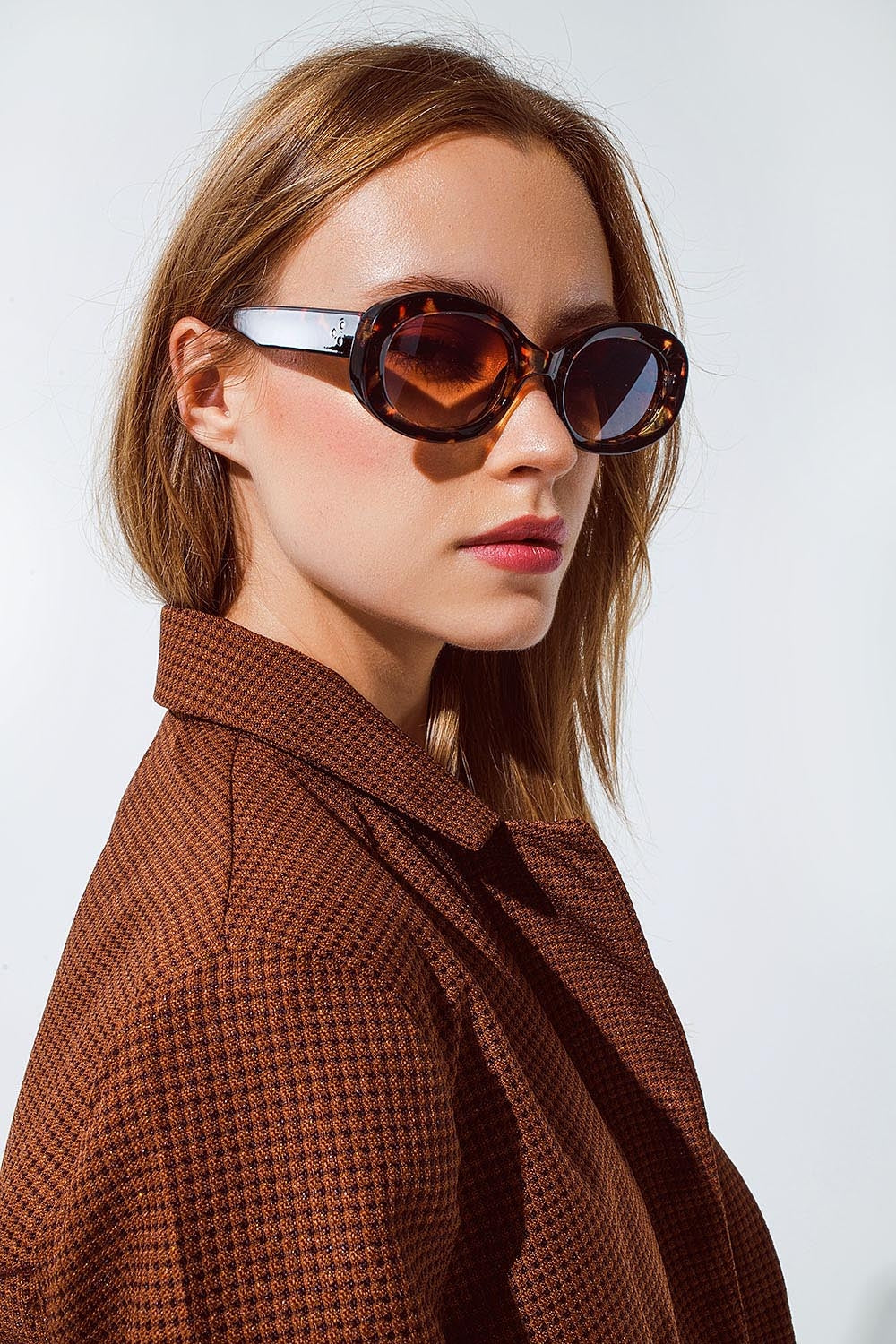 Lunettes de soleil de forme ovale en écaille de tortue