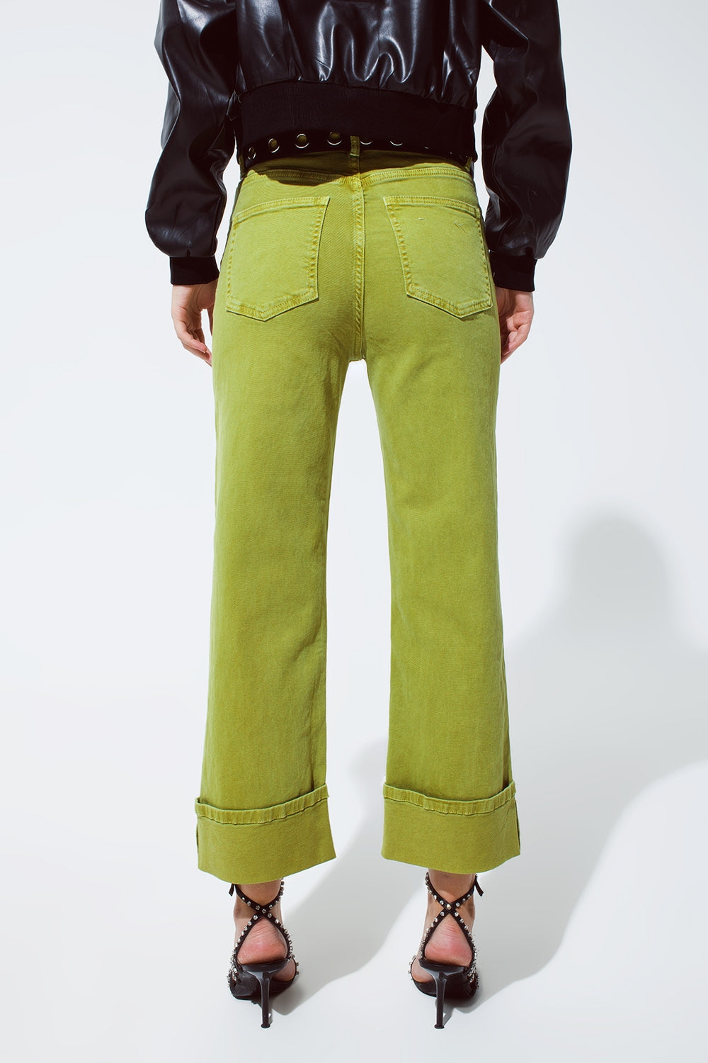 Jean droit avec ourlet coupé en vert olive