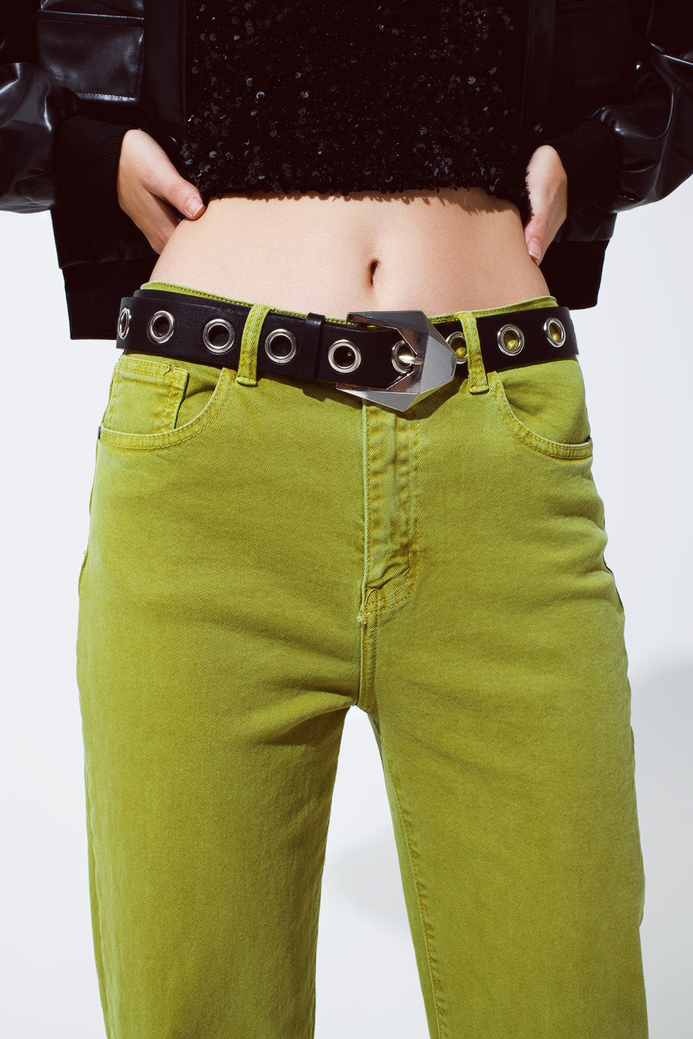 Jean droit avec ourlet coupé en vert olive