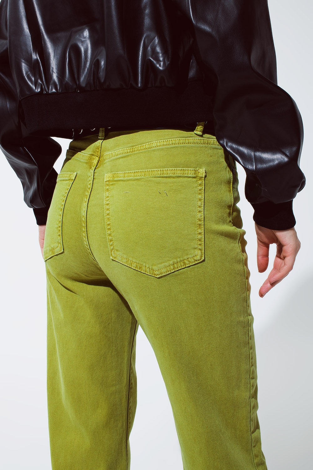 Jean droit avec ourlet coupé en vert olive
