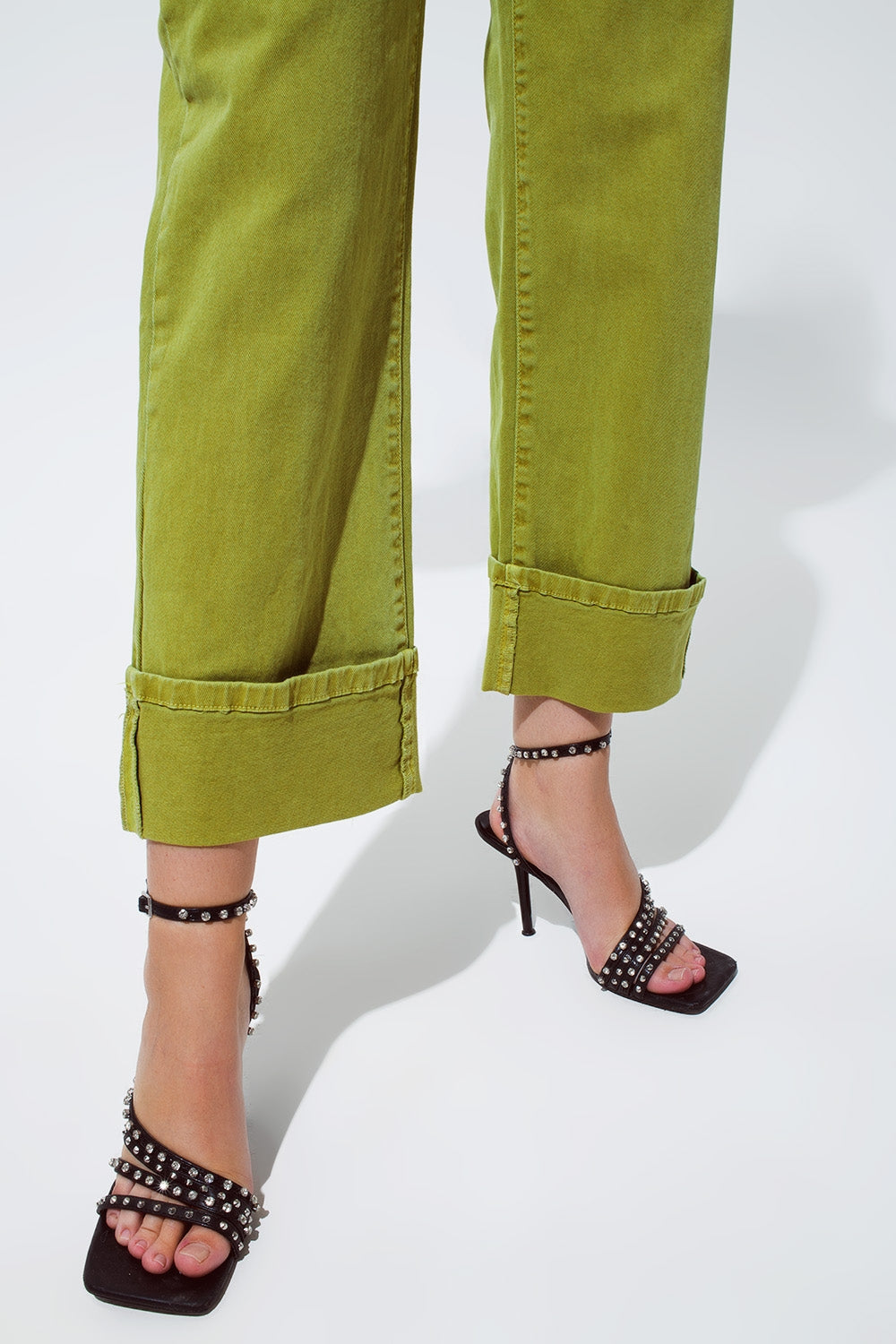 Jean droit avec ourlet coupé en vert olive