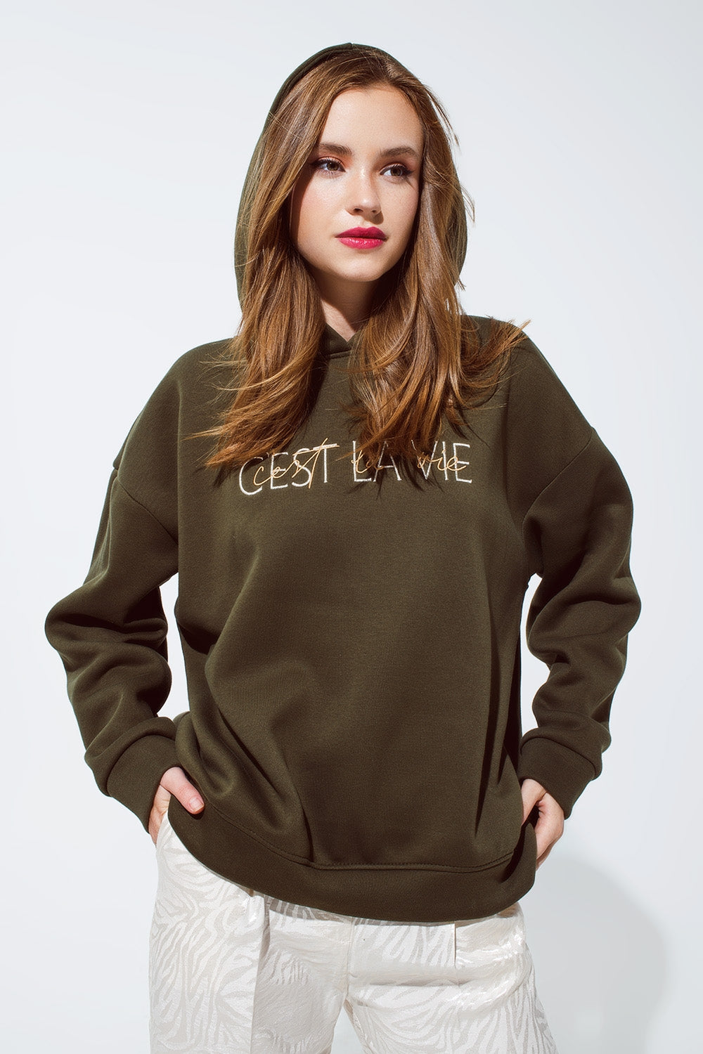 Sweat à capuche couleur kaki avec le texte brodé Cest La Vie