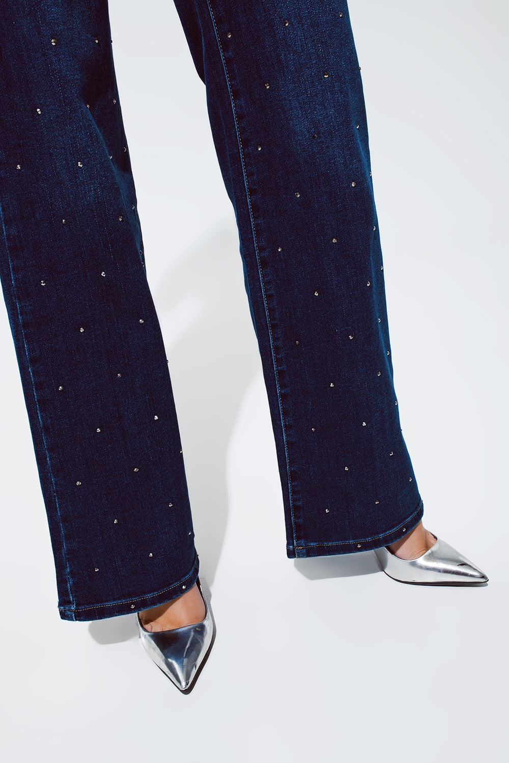 Jean droit avec détail strass en bleu