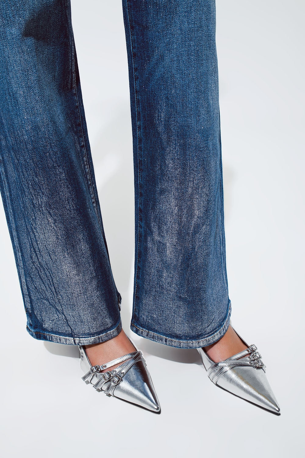 Jeans à jambe droite avec une finition métallique argentée