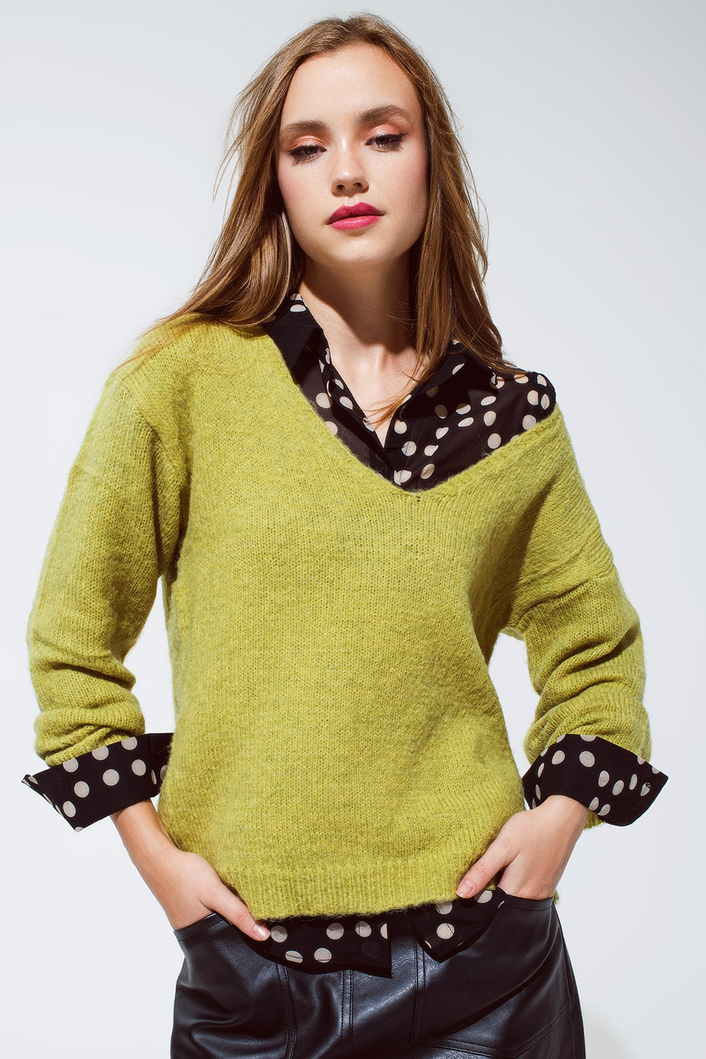 Pull vert doux avec col en V