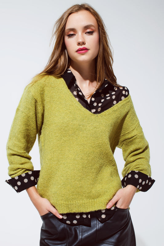 Pull vert doux avec col en V