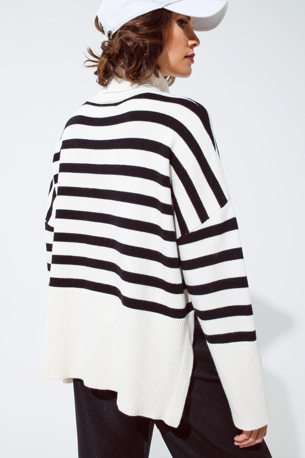 Pull blanc surdimensionné à col roulé avec des rayures noires et des fentes sur le côté
